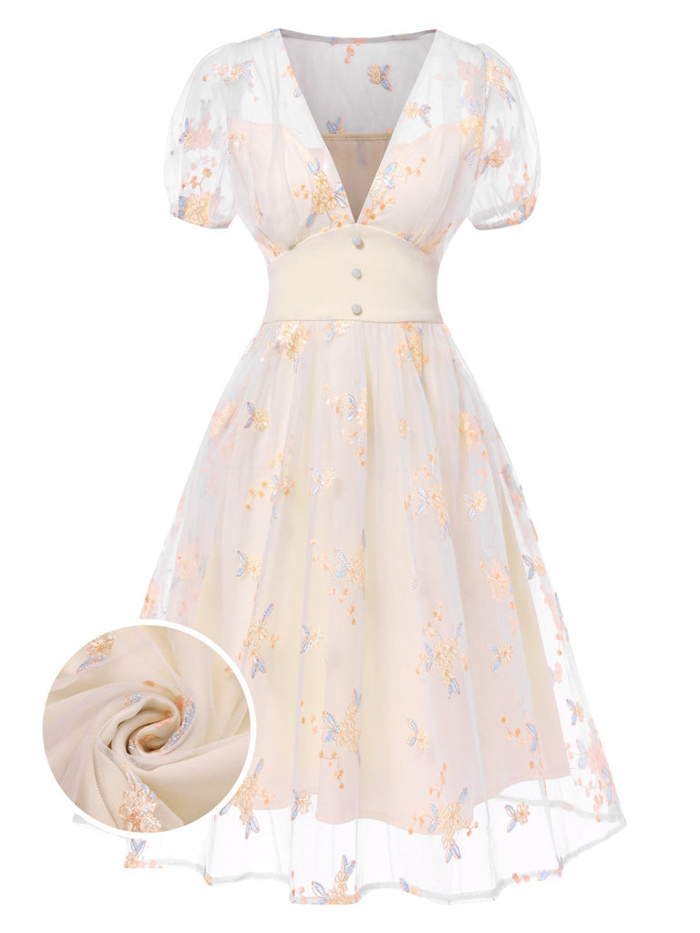 Robe blanche à fleurs brodées col V profond années 1950