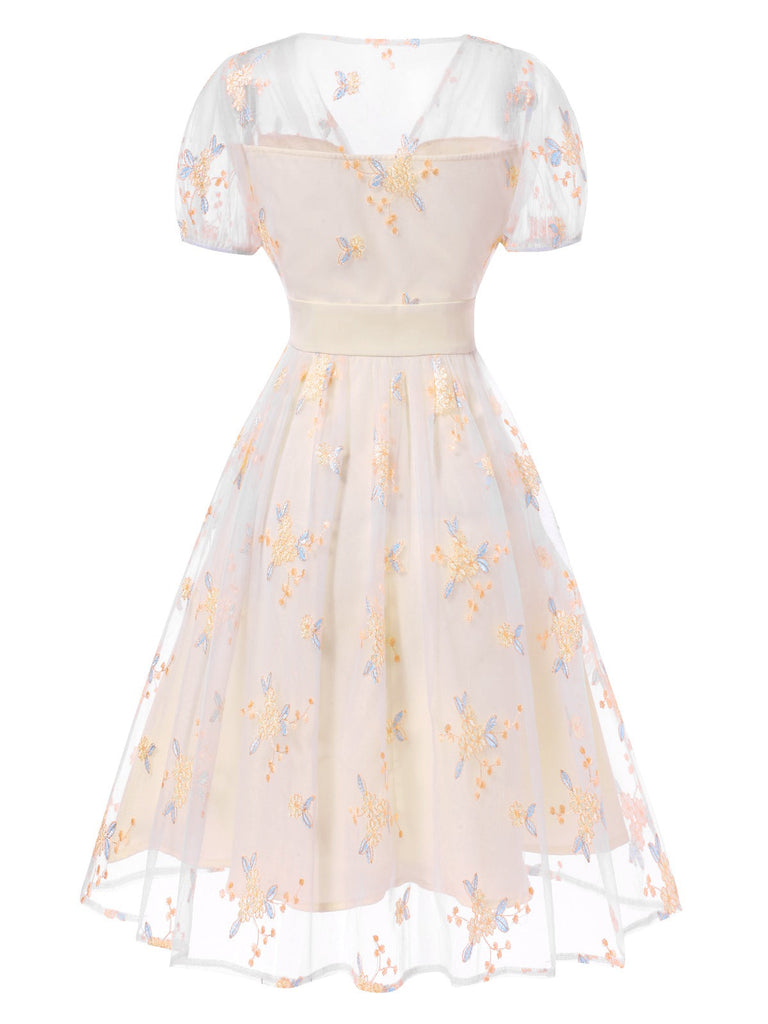 Robe blanche à fleurs brodées col V profond années 1950