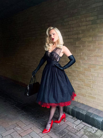 Robe trapèze noire fleurie en dentelle et maille années 1950