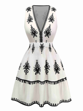 Robe blanche imprimés tribaux style bohème col en V profond années 1970