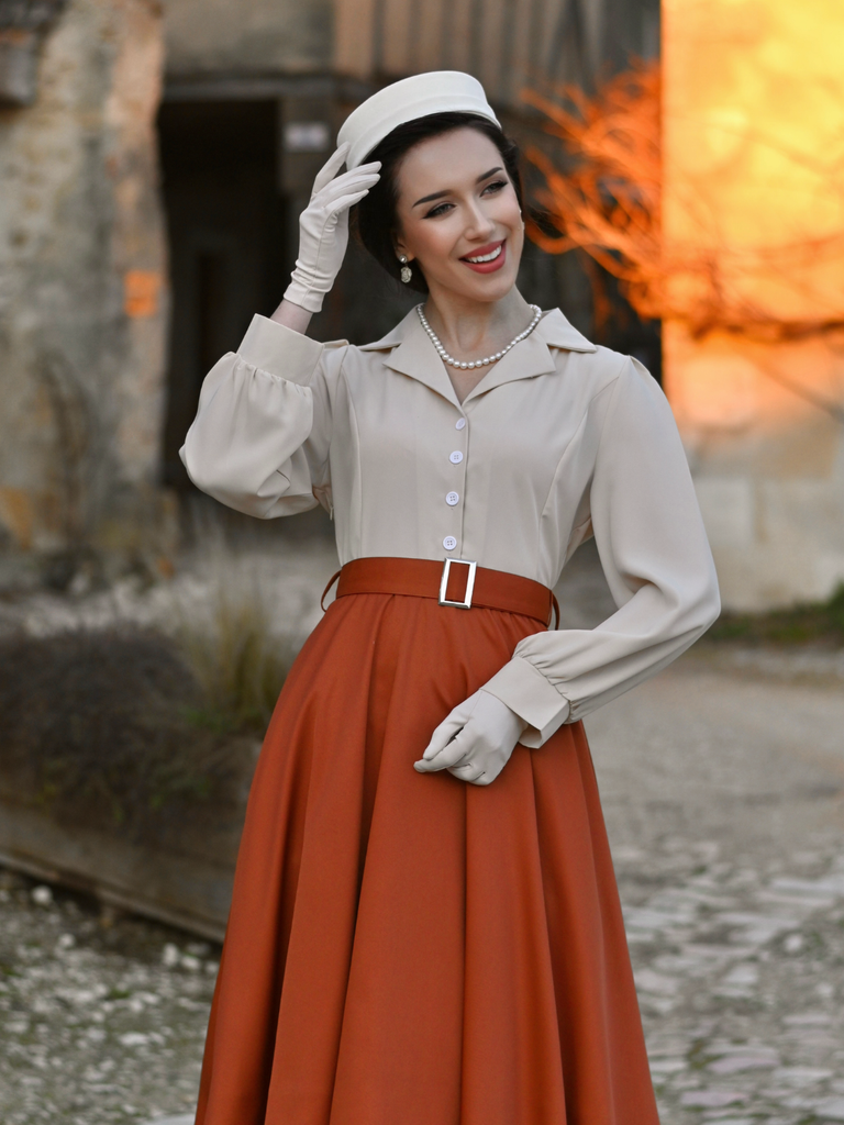 Robe boutonnée manches longues et blocs kaki des années 1950
