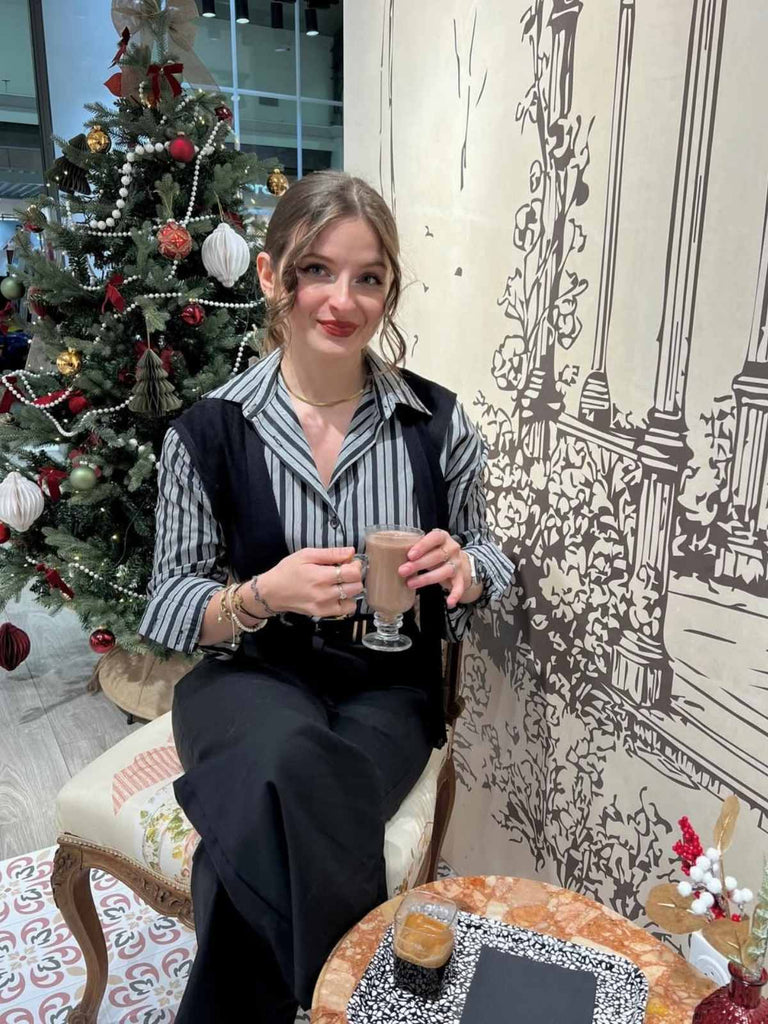 Combinaison noire à rayures et col chemise des années 40 avec cape