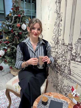 Combinaison noire à rayures et col chemise des années 40 avec cape