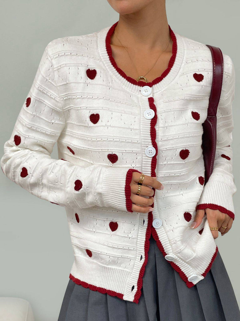 Cardigan tricoté blanc contrasté à cœurs années 1950