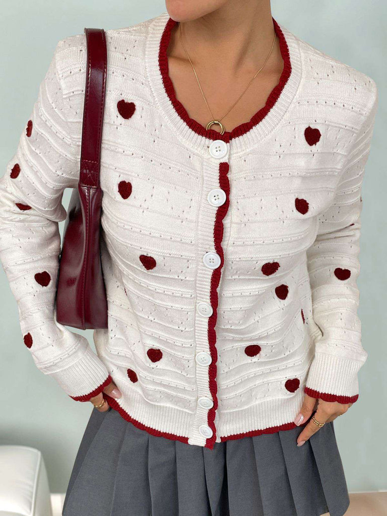 Cardigan tricoté blanc contrasté à cœurs années 1950