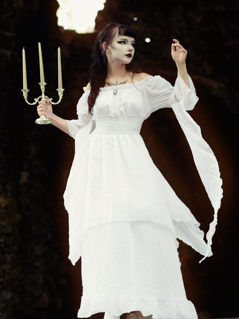 Robe gothique manches cloche et ourlet irrégulier des années 1980