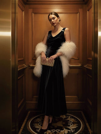 [Pré-vente] Robe noire col bénitier en velours avec broche en plumes des années 1930