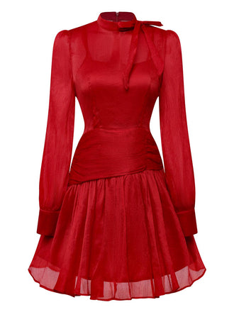 Robe rouge unie manches longues et col noué froncé des années 1960