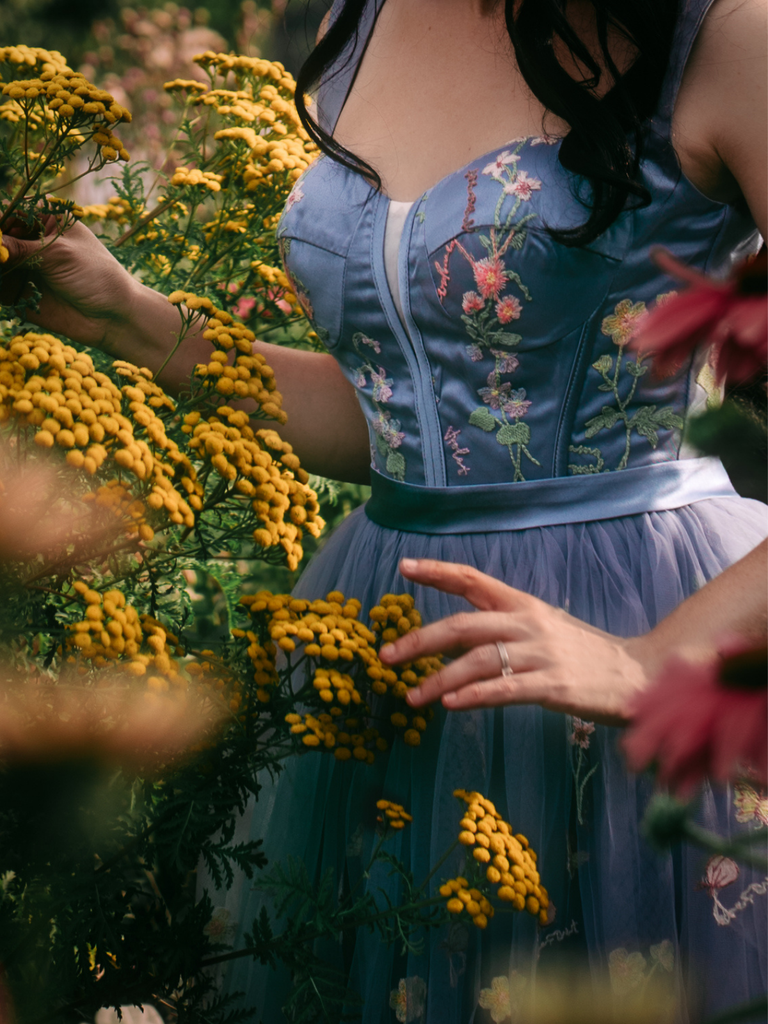Robe courte en dentelle florale brodée années 1970