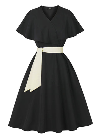 Robe cape noire à col en V et ceinture années 1950