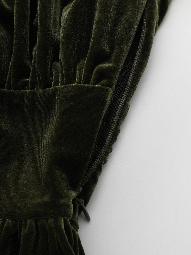 Robe verte en velours manches bouffantes col en V profond et froncées des années 1940