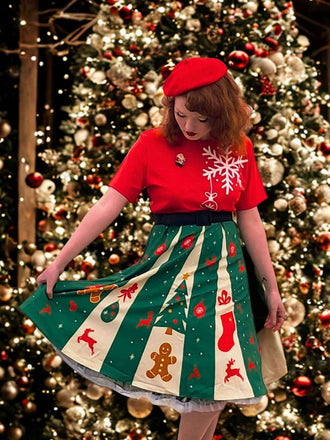 Robe trapèze rouge et verte motif flocon de neige des années 1950