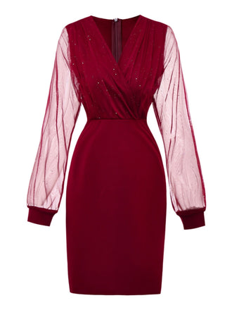 Robe moulante en résille paillettes unie et col en V années 1960