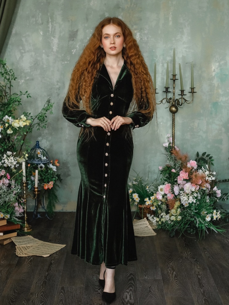Robe sirène en velours vert ornée de perles manches lanternes années 1930