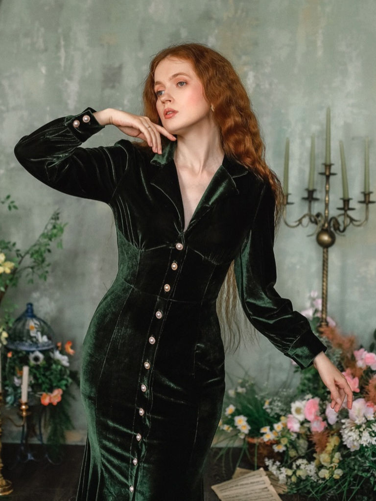 Robe sirène en velours vert ornée de perles manches lanternes années 1930