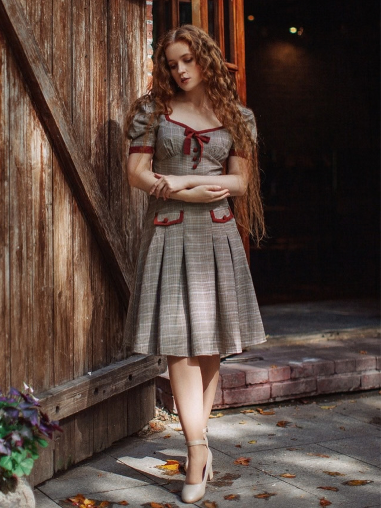 Robe plissée marron nœud et motif pied-de-poule années 1950