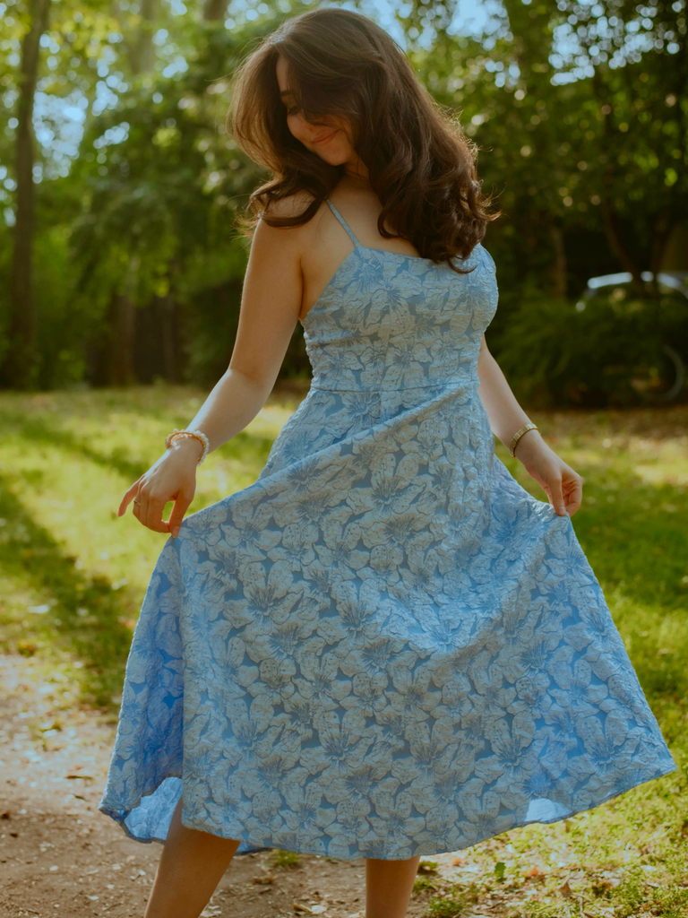 Robe midi rose fines bretelles floral années 1950