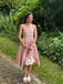 Robe midi rose fines bretelles floral années 1950