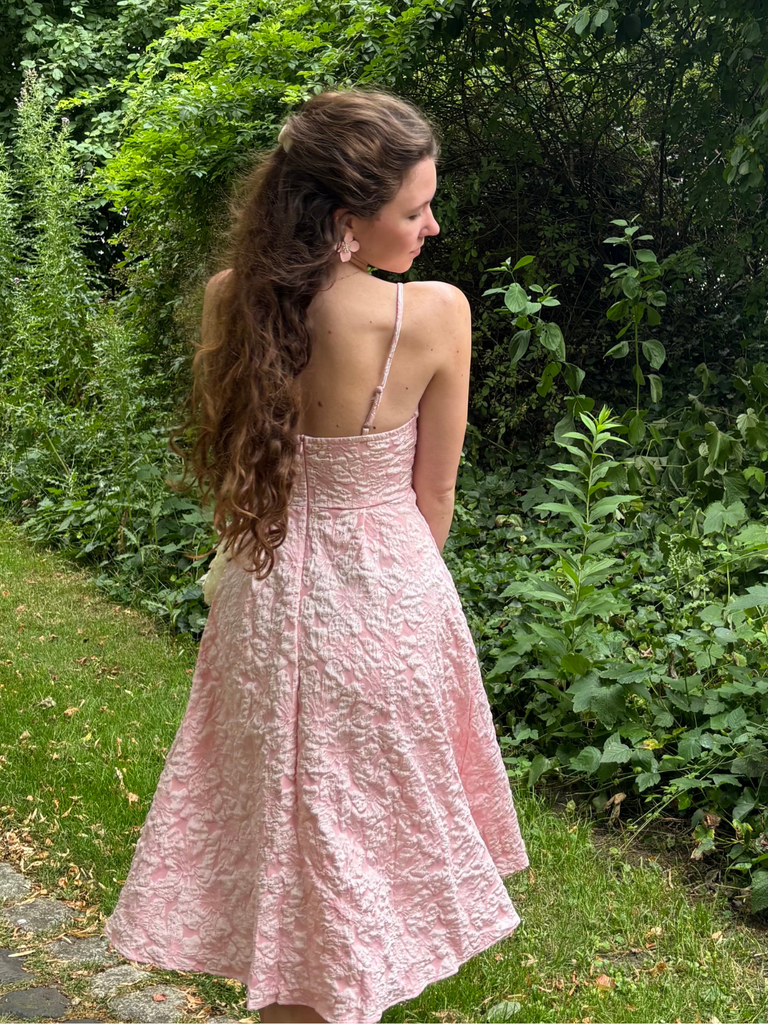 Robe midi rose fines bretelles floral années 1950
