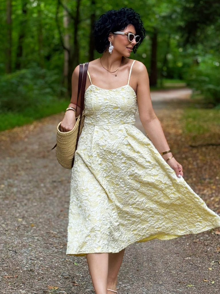 Robe midi rose fines bretelles floral années 1950