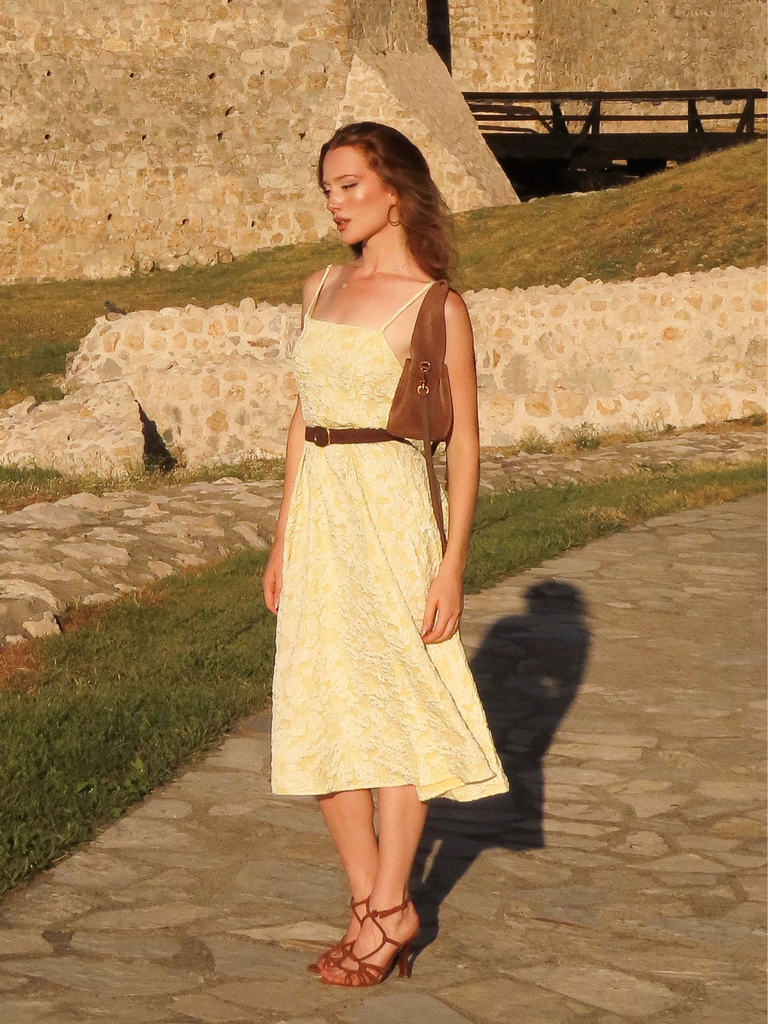 Robe midi jaune fines bretelles et imprimé floral jacquard années 1950