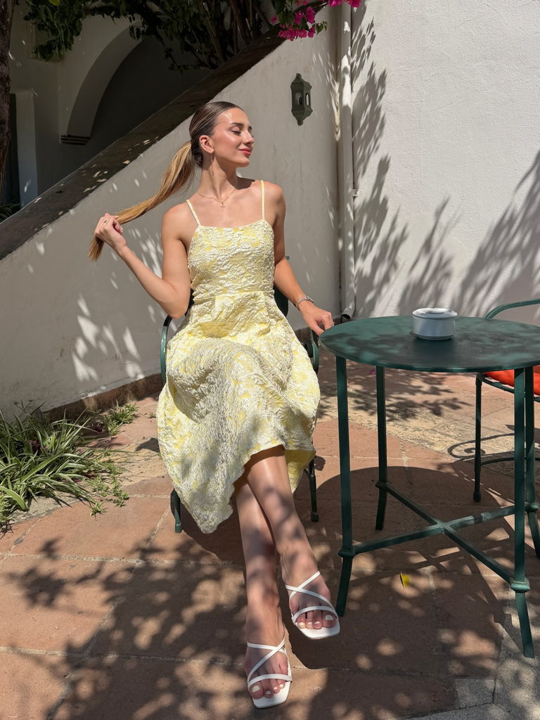 Robe midi rose fines bretelles floral années 1950