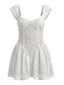 Robe Blanche Ajustée Taille Marquée en Dentelle Années 1950