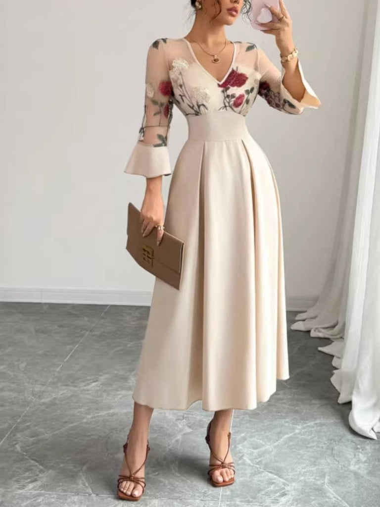 Robe longue ivoire à broderies florales et manches transparentes années 1950