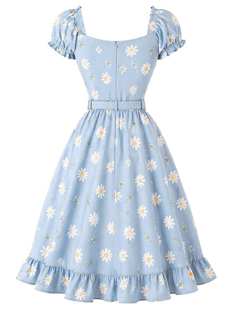 [Prévente] Robe bleu clair motif marguerites et décolleté cœur années 50