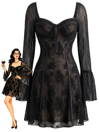 Robe courte noire à fleurs, col cœur et manches cloche années 1970
