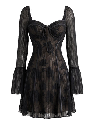 Robe courte noire à fleurs, col cœur et manches cloche années 1970