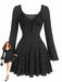 Robe courte noire à pois, dentelle côtelée, col V et manches cloche années 1960