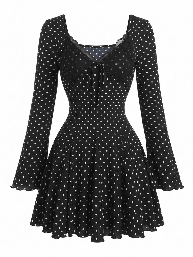 Robe courte noire à pois, dentelle côtelée, col V et manches cloche années 1960