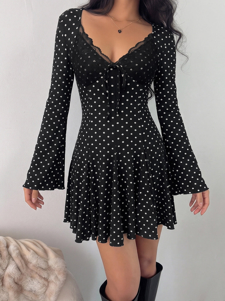 Robe courte noire à pois, dentelle côtelée, col V et manches cloche années 1960
