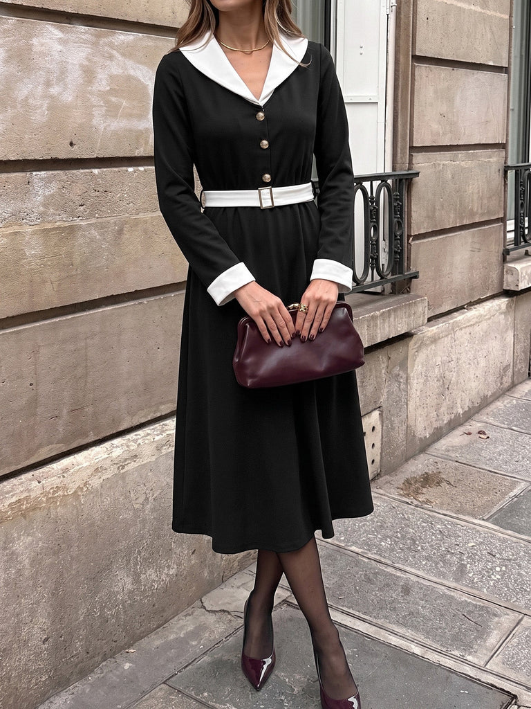 Robe noire et blanche à revers, col V et manches longues années 1950
