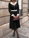 Robe noire et blanche à revers, col V et manches longues années 1950