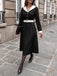Robe noire et blanche à revers, col V et manches longues années 1950