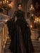 Robe médiévale en dentelle à col haut et manches évasées Années 1940