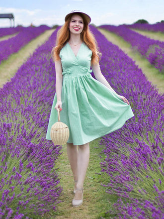 Robe rayée vert menthe à col en V des années 1950 Chic