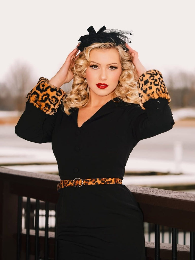 Robe crayon noire à col en V en peluche léopard des années 1960