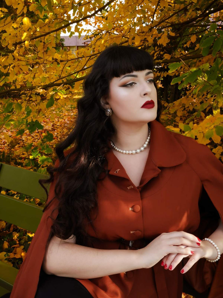 Manteau cape à revers couleur camel des années 1940