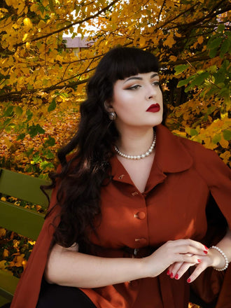 Manteau cape à revers couleur camel des années 1940