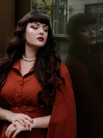 Manteau cape à revers couleur camel des années 1940