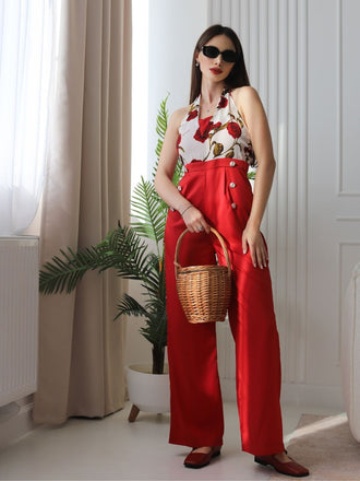 Combinaison rouge à col en V profond et roses des années 1930