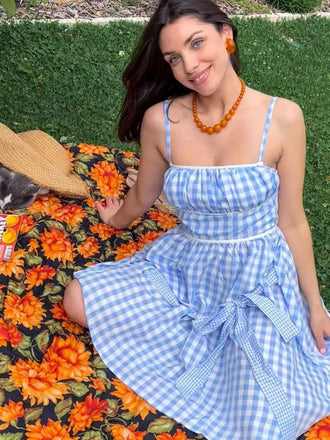 Robe bleue à bretelles spaghetti et nœud à carreaux des années 50