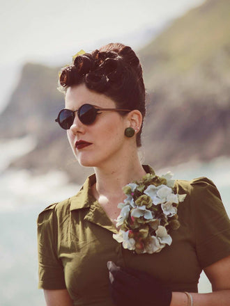 Robe unie boutonnée à revers vert armée des années 40