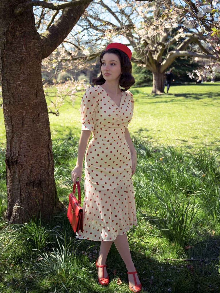 Robe sirène beige à pois des années 1930