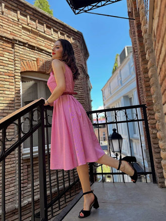 Robe rose à rayures fines et col noué des années 1950