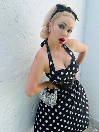 Robe ceinturée à pois contrastés dos nu noir des années 1950