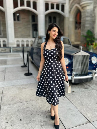 Robe ceinturée à pois contrastés dos nu noir des années 1950